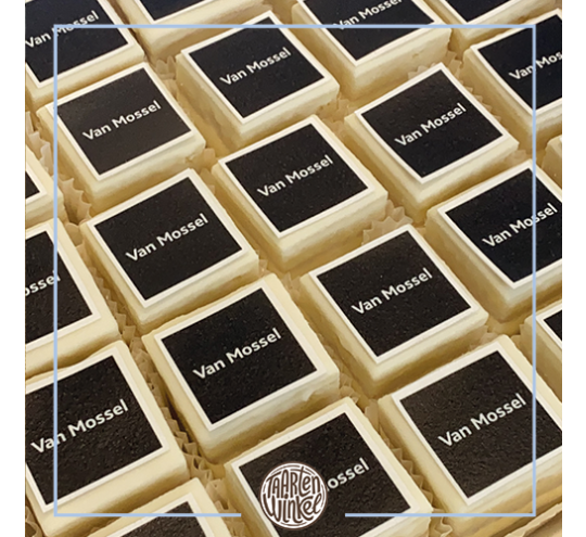petit fours gebakjes met een zwart Van Mossel logo