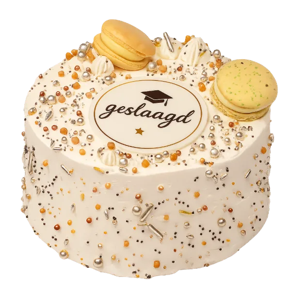 Witte layer cake met tekst Geslaagd en macarons