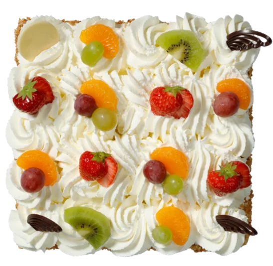 Slagroomtaart met vers fruit en slagroomtoefjes